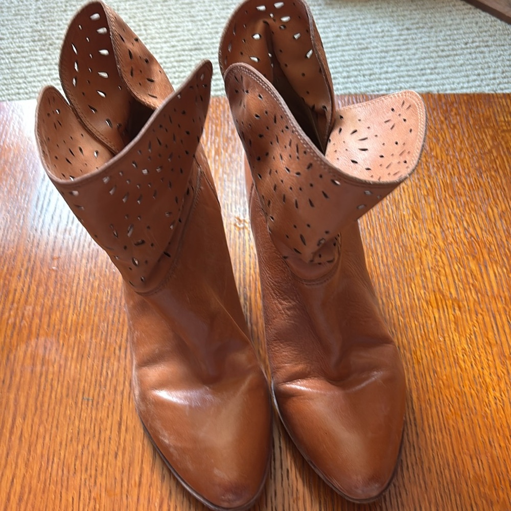 LATIGO leather boots/ankle boots/booties.Size 9M.
Decorative peek a boo leather. - Picture 3 of 8